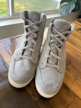 Sorel Women’s High-Top Suede Sneakers in Light Gray Size 9 with a heel